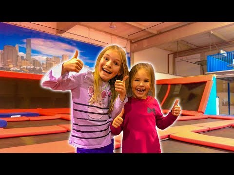 Amelia, Avelina and Akim find a secret tunnel to an indoor trampoline center, fun adventure!
