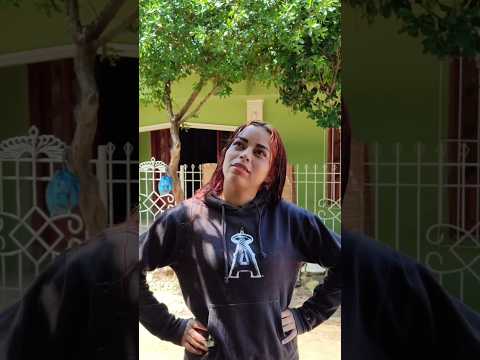 El loro 🦜 tremendo y sus piropos 😂 #humor #loros #loro #comedia #risa #shortvideo #piropos