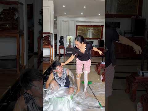 Chồng khờ nghịch nước trong nhà và cái kết