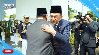 PM Anwar Ibrahim memeluk Presiden Prabowo sebelum meninggalkan Istana Merdeka, Jakarta