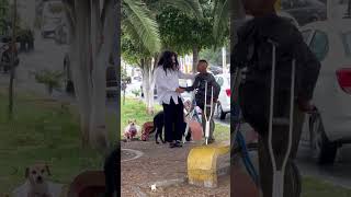 Vagabundo regala muletas a persona que solo tiene una pierna 😭🙏❤️