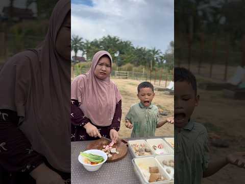 Dia ngomong pakai bahasa isyarat