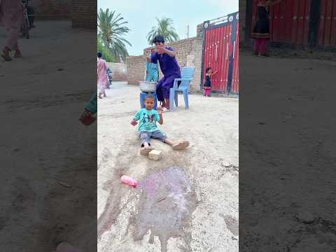 dekho bache ki kaisi anokhi madad kr dali #emotional #trending