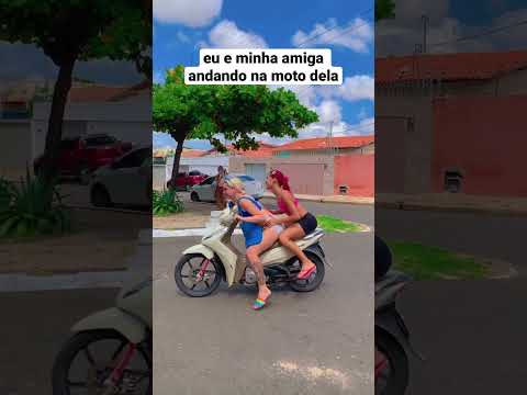 Eu e minha amiga andando na moto dela #turmadavalzinha
