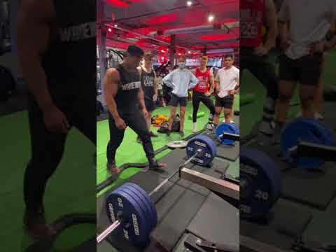 SKINNY BOY DOES THE IMPOSSIBLE AT THE GYM😱 #Shorts