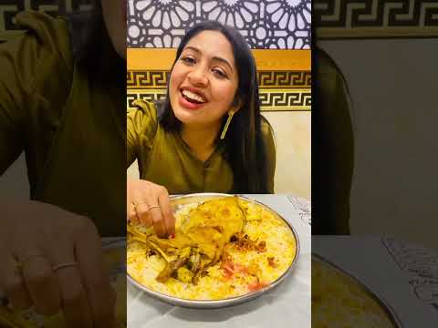 രണ്ടാളുടെ മന്തി ഒറ്റയ്ക്ക് അകത്താക്കി നടി നവ്യ നായർ 🤣 ആ ചിരി കണ്ടോ #shorts