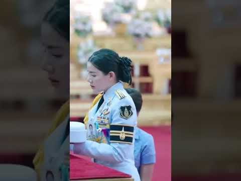 ราชองครักษ์พิเศษหญิงทั้งสองคอยตามเสด็จพระราชินีเพื่อรักษาและคอยดูแลอย่างใกล้ชิดสวยทุกคนค่ะ แม่สวยสุด