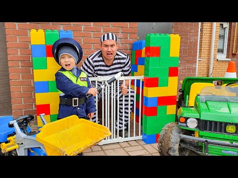 Полицейский на синем тракторе учит воришку  быть максимально честным