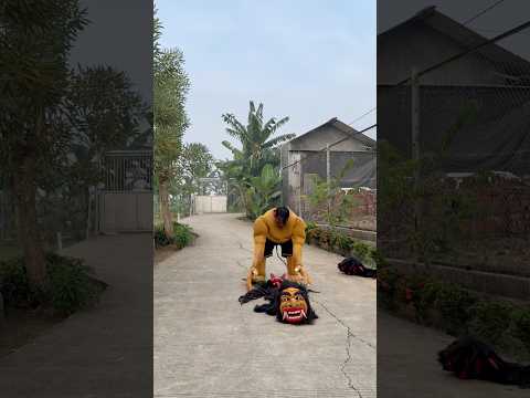 Buto cari topeng yang pas