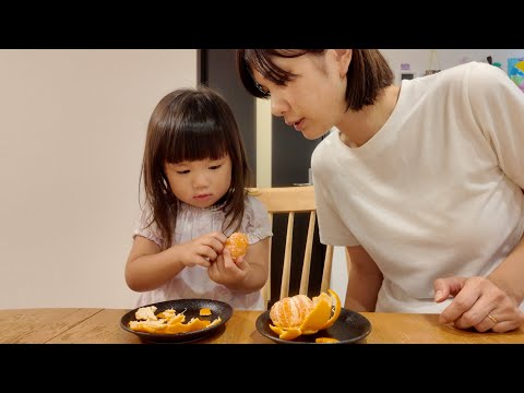 ミカンを食べる3歳児