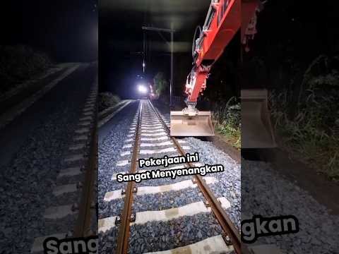 Pekerjaan ini sangat menyenangkan #excavator #keretaapi #relkeretaapi #bestjobs