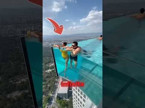 Nunca fique na borda de uma piscina infinita antes de ver este video! đąđââď¸