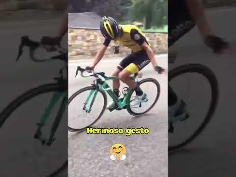 Hermoso momento 😍😍 el #ciclismo resumido en un instante, esfuerzo y agradecimiento.