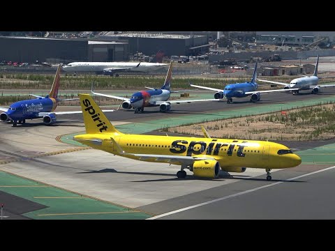 Huge traffic !  SAN DIEGO Airport 🇺🇸 Plane Spotting /Rush hour -  Close up Landing / Take off