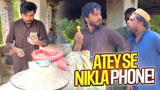 Attey Ki Bori Me Se Phone Kiska Nikal Aya 😱