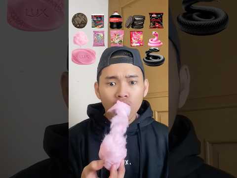 MAKAN EMOJI ULAR PINK 😬 SIAPA YANG PERNAH MAKAN ULAR HITAM 😮 AKU GA PERNAH