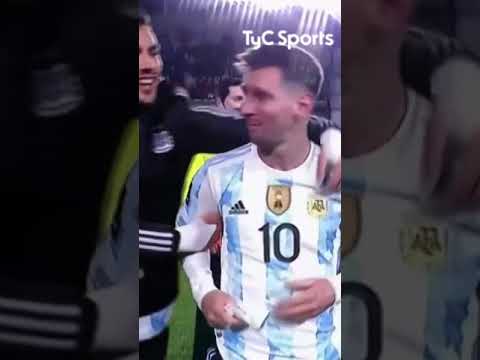 Messi llorando y festejando con la copa después de Argentina 3 - Bolivia 0