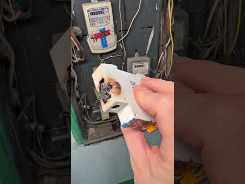 Нарядный ферзь ловко срубил трешку. #электрик #electric_70