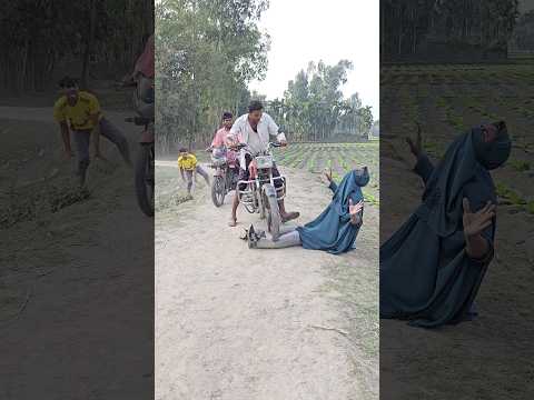 A beggar in disguise stands on the street to steal a motorcycle7