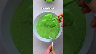 Top off your cupcakes with a lucky touch! 🍀💚