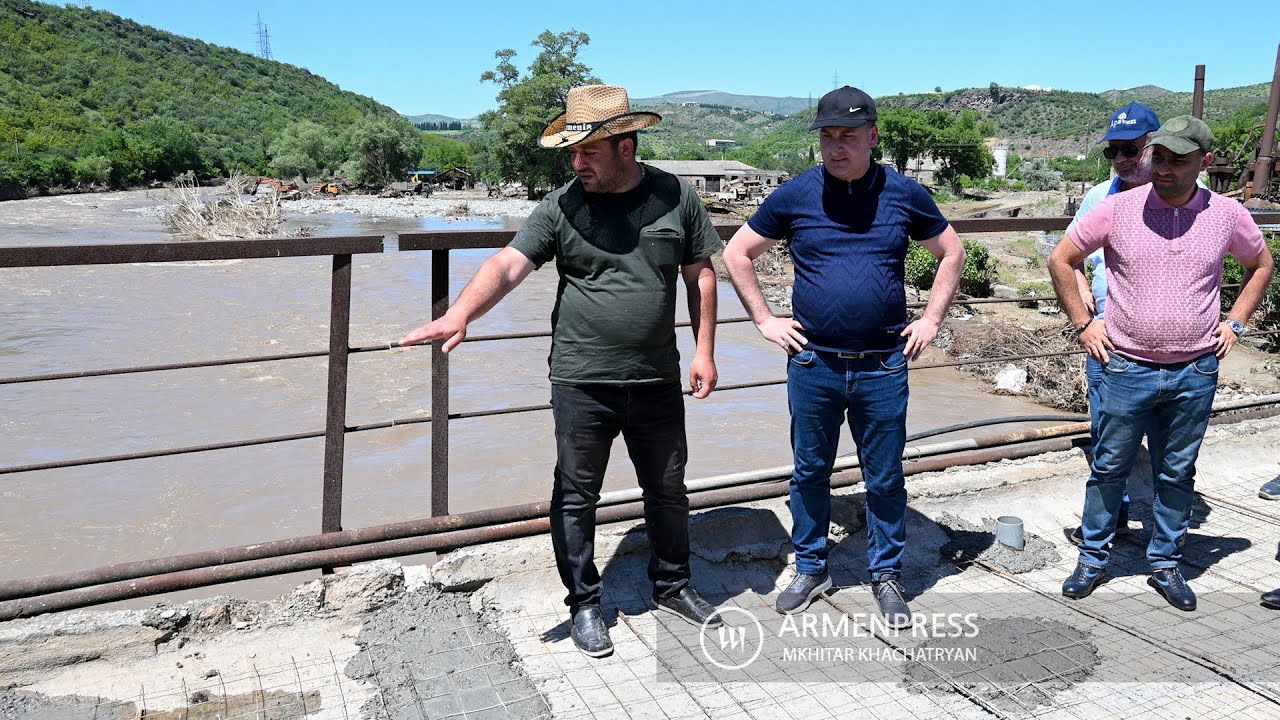 الوزير سانوسيان موجود في المجتمعات المتضررة من الفيضانات وعرض العمل الذي يتم إنجازه على السكان