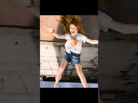 🔥👨‍👧 Rooftop Escape! Father’s Heart-Stopping Leap with His Daughters 💥🏢