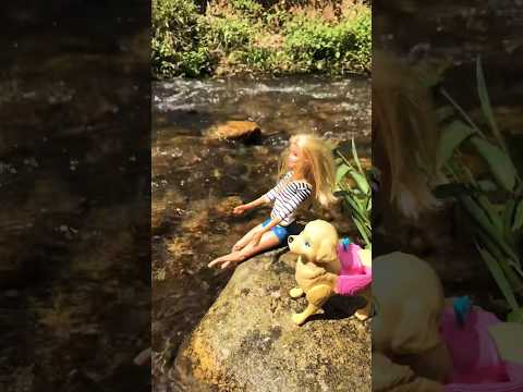 Barbie nadando no rio!!! #barbie #video #shorts #brincadeira