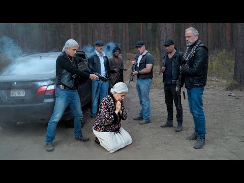 Когда бандиты поставили на колени старуху, их ждало нечто ужасающее. Вы не поверите, что было дальше