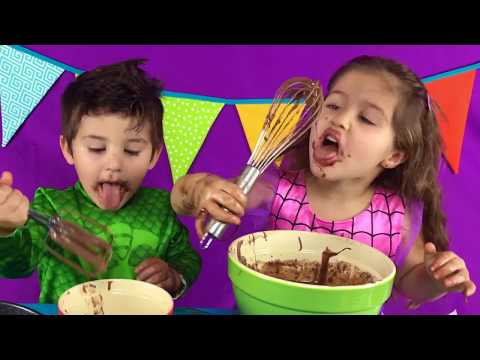HOW TO MAKE A BIRTHDAY CAKE كيفية خبز كعكة عيد ميلاد Arabic & English | Zaina & Laith