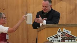 Wiesn-Maßkrug wurde vorgestellt - Der offizielle Sammlerkrug 2025 (Video: Nina Eichinger) Video: Wiesn-Maßkrug wurde vorgestellt - Der offizielle Sammlerkrug 2025 (Video: Nina Eichinger)