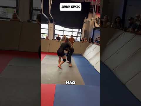 Jiu-Jitsu de terno… com armas falsas no final! (@pitbossgrappling via IG) #shorts