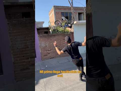 Mi primo llega haciéndola de acá el más salsa #humor #parati #comedy #fyp #usa #videosderisa #shorts