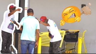“ me tiro un pedo frente a todos y explotan de iras” ( bromas de mal gusto )