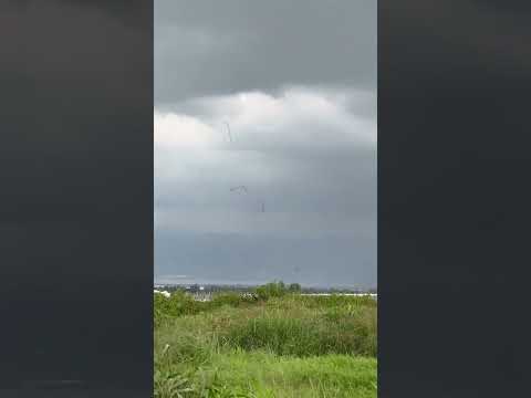 Mira como un remolino de viento se lleva los plásticos
