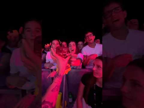 PRENDO IL TELEFONO A UNA FAN MA IL VIDEO È UN PO ZOOOMMATO 😅
