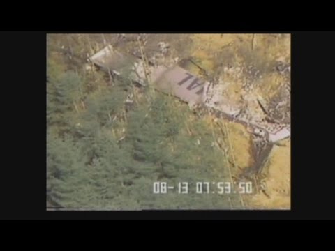 墜落機、確認直後の映像 日航事故、陸自が空撮