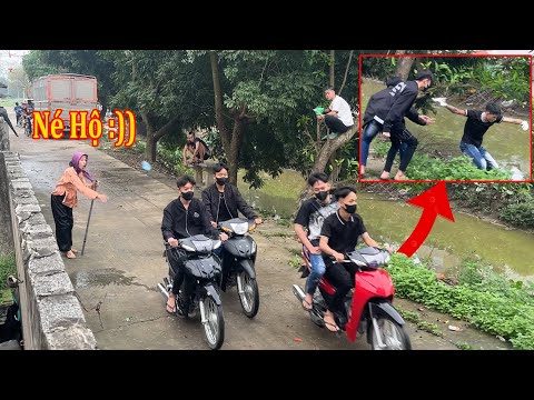 Chanh Chanh Troll Giả Bà Cụ Đả Bóng Nước Người Đi Đường Gặp Ngay Gái Xinh
