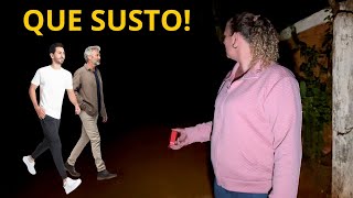 DOIS HOMENS CHEGARAM NA ESCURIDÃO