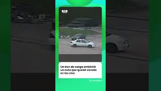 PÁNICO en las VÍAS: Un tren de carga embistió a un auto que quedó varado