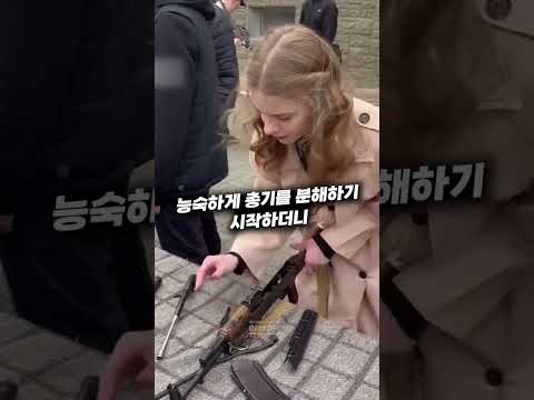 능숙하게 분해결합을 하는 여성