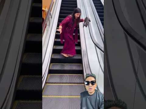 Mama takut naik eskalator