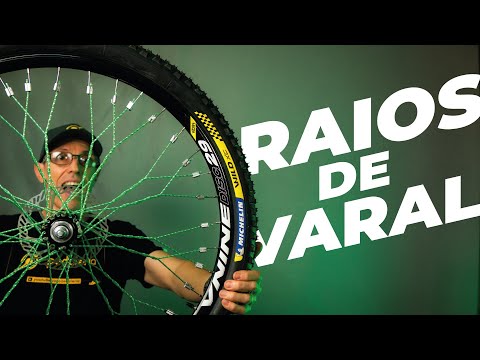 Raios de varal de pet na roda da bike. Pedaleria