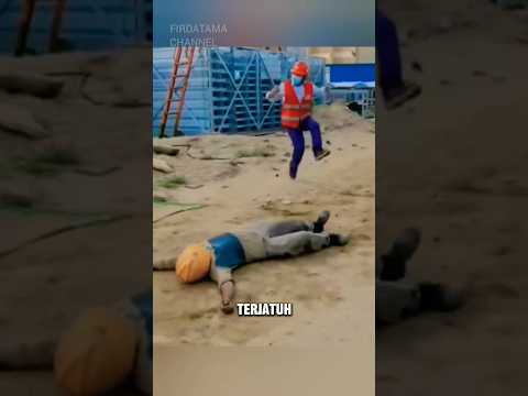 SAAT TIANG LISTRIK DI DEKATMU ROBOH