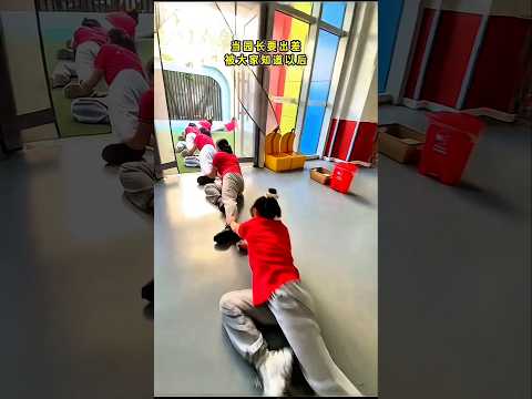 As crianças seguraram a perna da professora para impedir que ela fosse embora! 😱🏫