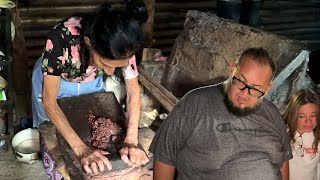 Frijoles molidos en piedra por abuela, la comida del día a día 🇸🇻