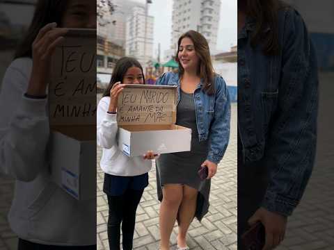 Garota esperta revela os segredos de sua mãe.