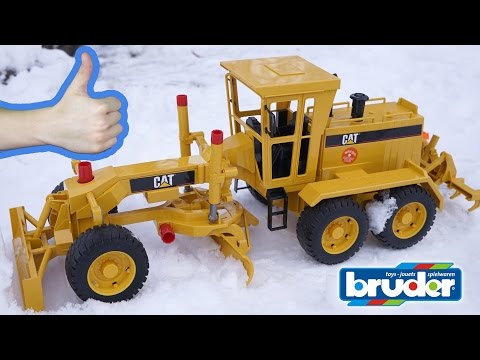 Изучаем грейдер 🚜 Проверяем, как он работает в песке и снегу