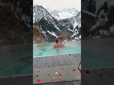 Imagine essa piscina nos Alpes Italianos 😍 #luademel #casal #shorts