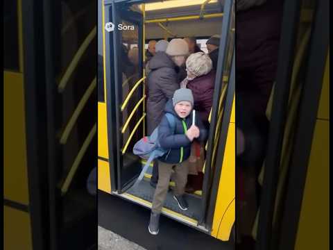 7 утра куда вы все претесь? Бабки выгнали школьника из автобуса 