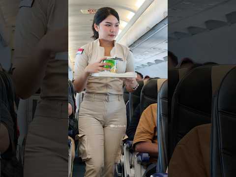 Pramugari Cantik Super Air Jet Lagi Menyediakan Menu Makan Pesanan Penumpang Dalam Pesawat 🥰🥰🙏🙏